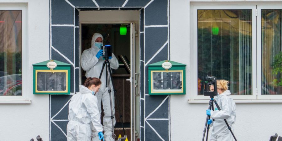 dpatopbilder - Die Spurensicherung ermittelt in einem Lokal in Raunheim nahe dem Frankfurter Flughafen, wo zwei Menschen erschossen worden sind. Foto: Andreas Arnold/dpa