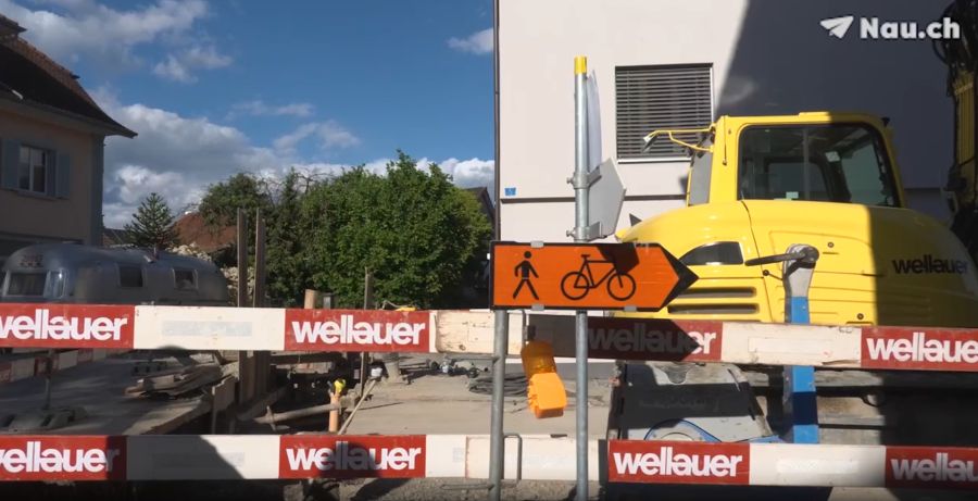 Alleine vergangenes Wochenende durchquerten rund zwei Dutzend Personen den Garten - nach Anfrage von Nau.ch prüft die Gemeinde nun eine bessere Beschilderung.