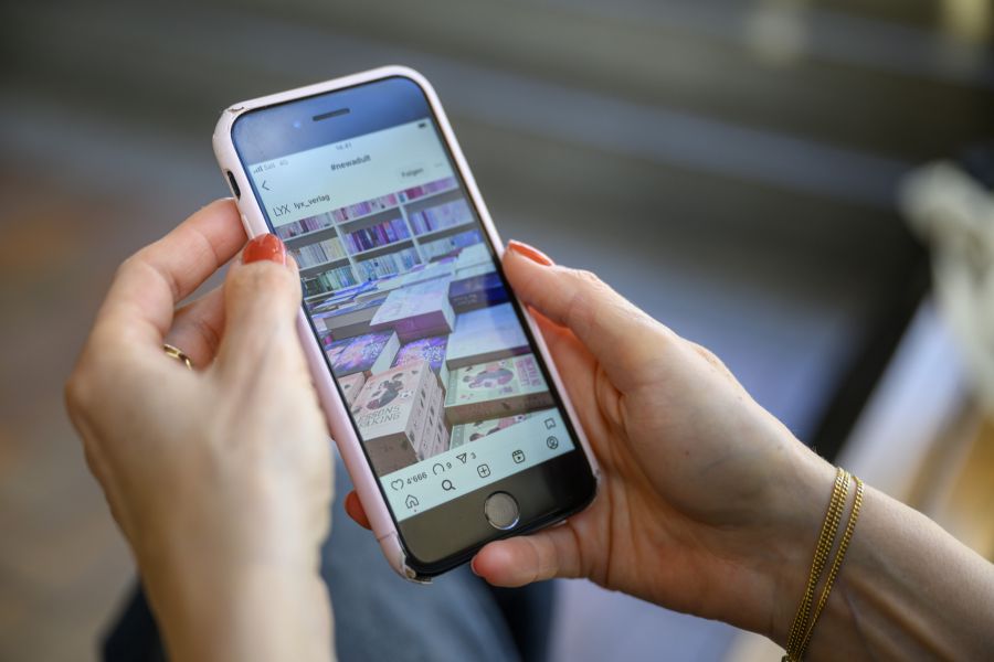 Gleichzeitig spielt Social Media eine zentrale Rolle – die fotogene, minimalistische Ästhetik ist perfekt für Instagram und Co. geeignet.