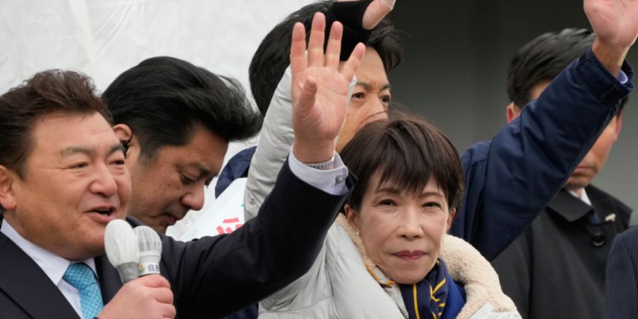 Sanae Takaichi (r), Japans Ministerpräsidentin und Vorsitzende der regierenden Liberaldemokratischen Partei, winkt am Vorabend der Unterhauswahlen während einer Wahlkampfveranstaltung...