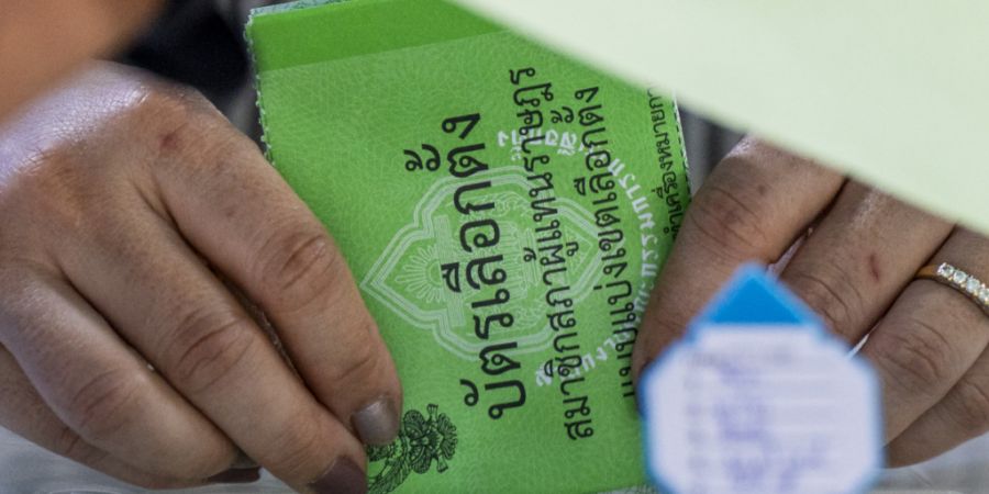 Eine Frau gibt in einem Wahllokal in Bangkok ihre Stimme ab. Foto: Adryel Talamantes/ZUMA Press Wire/dpa