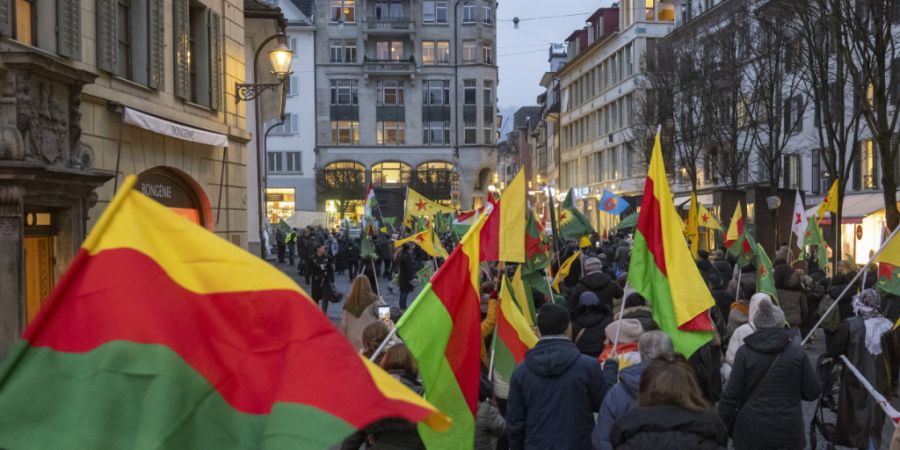 Die Teilnehmenden der Kundgebung versammelten sich auf dem Kapellplatz.