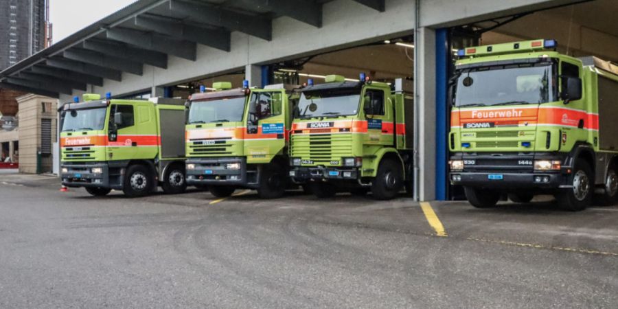 Die Fahrzeuge in der Mitte übergab der Kanton Zürich am Mittwoch einem Verein. Die anderen beiden sollen im Sommer ebenfalls in die Ukraine geliefert werden.