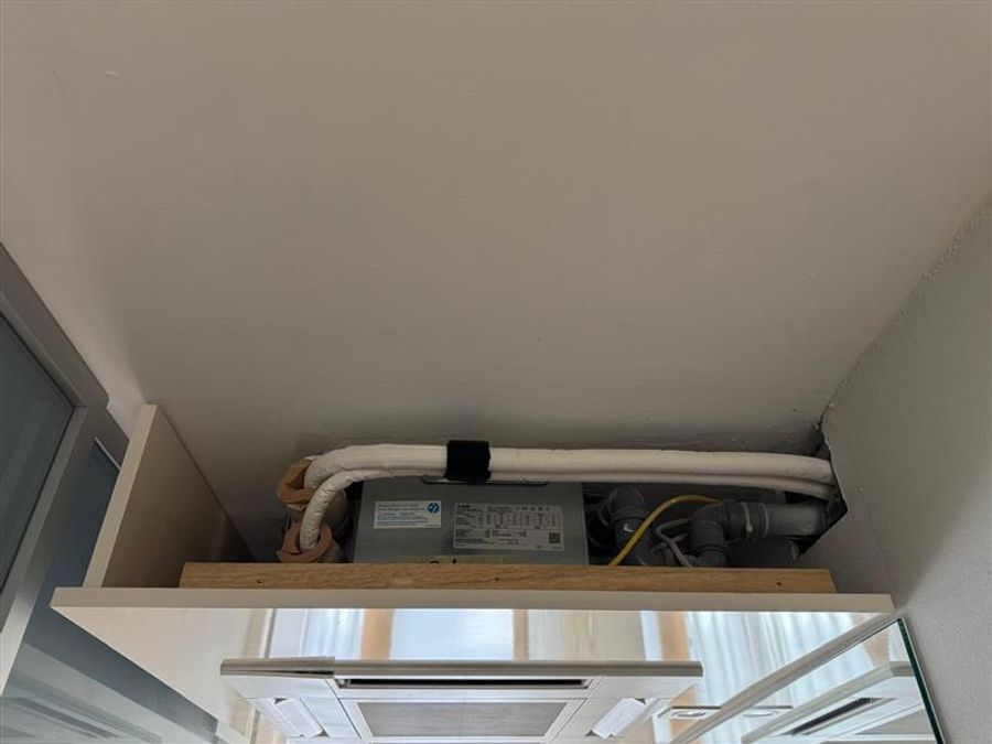 Das Brett, das als Abdeckung einer Anlage diente, knallte in der möblierten Hotelwohnung herunter.