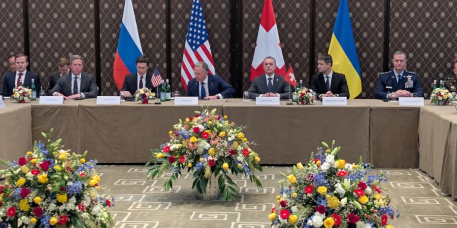 HANDOUT - Auf diesem Foto vom Pressebüro des Nationalen Sicherheits- und Verteidigungsrates der Ukraine nimmt die US-Delegation an der nächsten Runde der trilateralen Gespräche zwisc...
