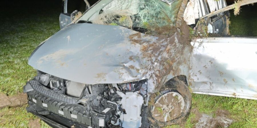 Das Auto war nach dem Unfall schrottreit.