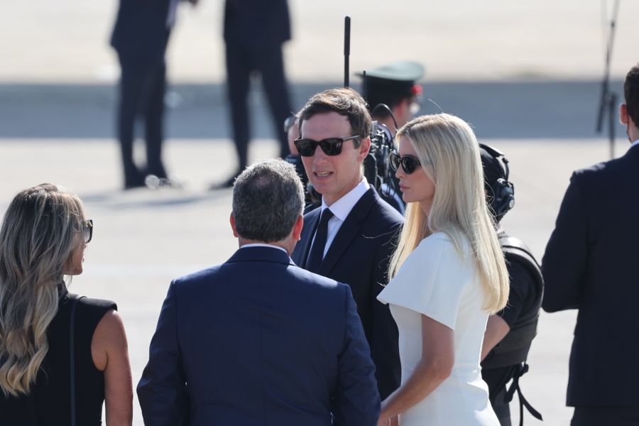 Der Ehemann von Ivanka Trump reist für die Regierung – angeblich ohne Bezahlung seines Schwiegervaters – und hat ein geschätztes Vermögen von 1 Milliarden Dollar.