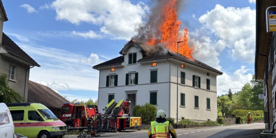 Eine Person wurde beim Brand in einem Wohnhaus in Frauenfeld am Sonntag leicht verletzt.
