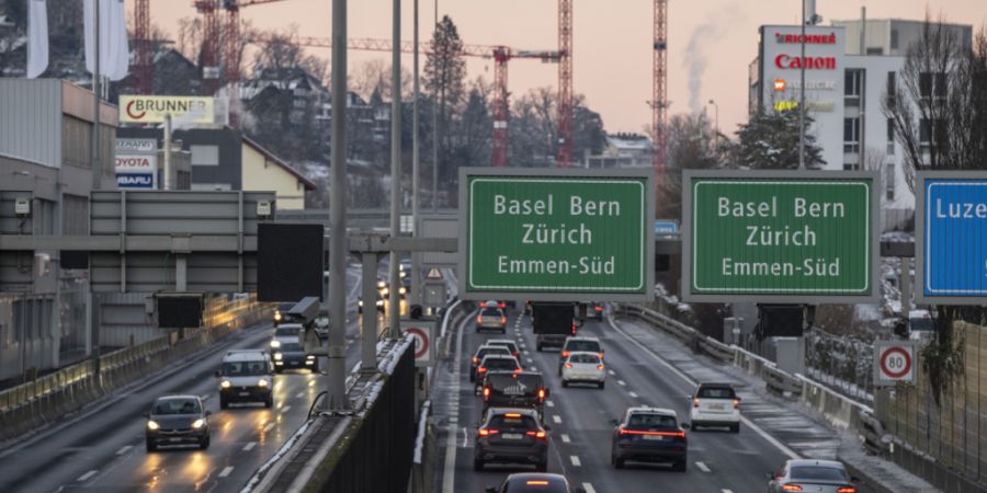 Dichter Verkehr auf der Autobahn A2 zwischen Kriens und Luzern. Der Abschnitt soll dereinst teilweise überdacht werden, um getrennte Stadtteile miteinander zu verbinden. (Archivbild)