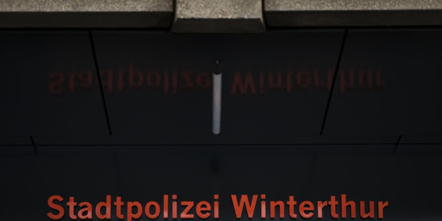 Die Stadtpolizei Winterthur sucht Zeugen der Beschädigung von zehn Fahrzeugen einer Autogarage. (Archivbild)
