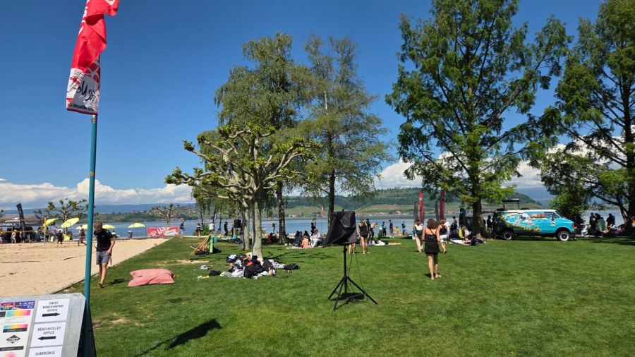 Die Pantschau-Wiese am Murtensee ist am Samstag gut gefüllt.