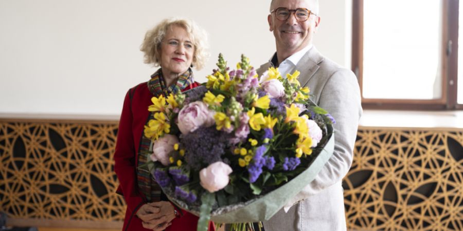 Die abtretende Zürcher Stadtpräsidentin Corine Mauch (l.) und der neu gewählte Zürcher Stadtpräsident Raphael Golta nach dem zweiten Wahlgang vom Sonntag.