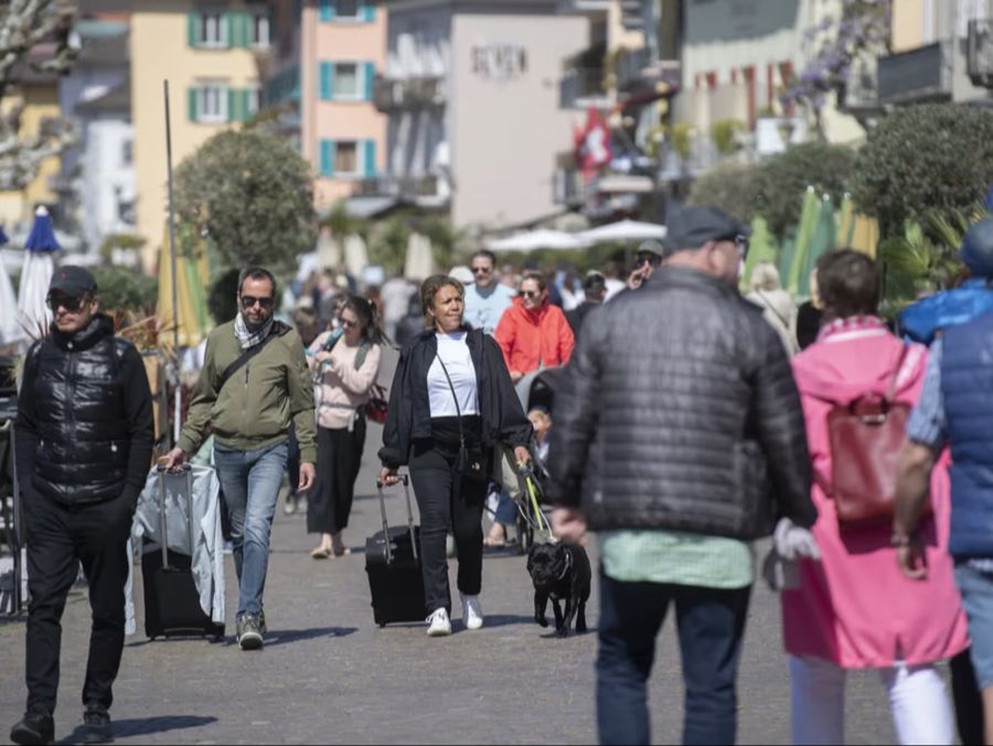 Gemäss Meteo Schweiz zeichne sich ab Samstag jedoch «eine Wetterbesserung ab, nach wahrscheinlich letzten Niederschlägen wird es zunehmend trocken und zunehmend sonniger».