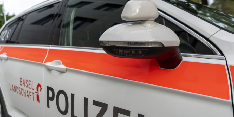 Zwei Unbekannte haben in Allschwil BL einen Mann ausgeraubt und verletzt - die Polizei sucht Zeugen. (Archivbild)
