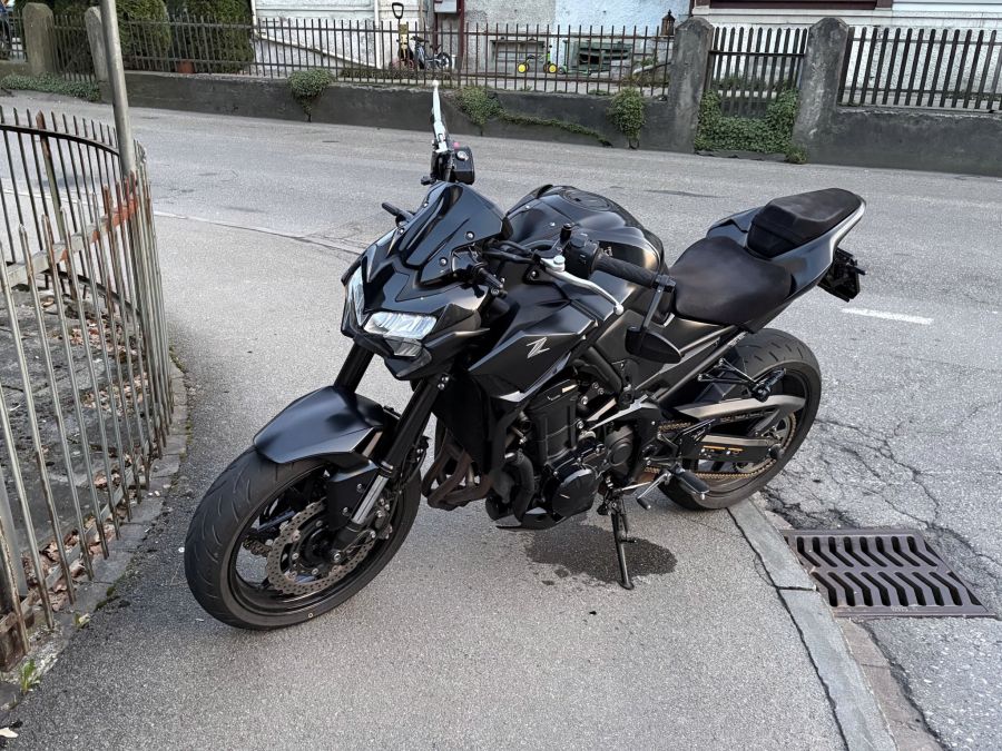 Der Motorradfahrer war fahrunfähig, ohne gültigen Führerausweis und mit einem gefälschten Kontrollschild unterwegs.