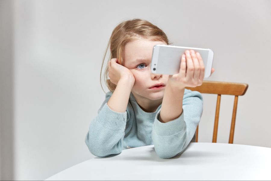 Kinder Primarschulalter Smartphone