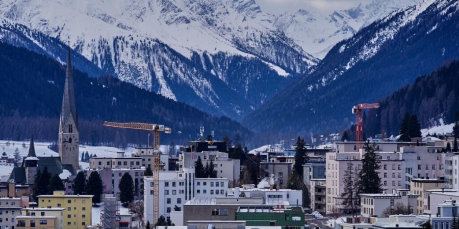 In Davos kann nach einer Umzonung auf zwei Parzellen Wohnraum für Einheimische gebaut werden. (Archivbild)