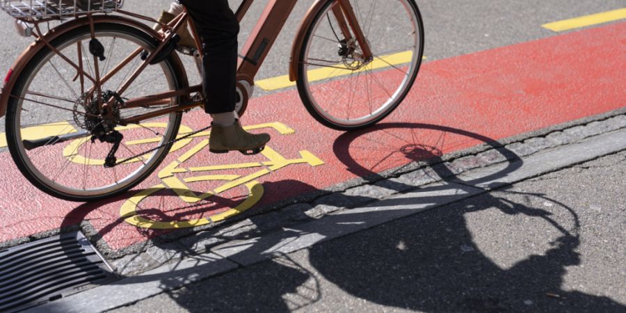 Eine 86-jährige Frau stürzte am Freitagnachmittag in Siebnen SZ aus bislang ungeklärten Gründen mit ihrem E-Bike. (Symbolbild)