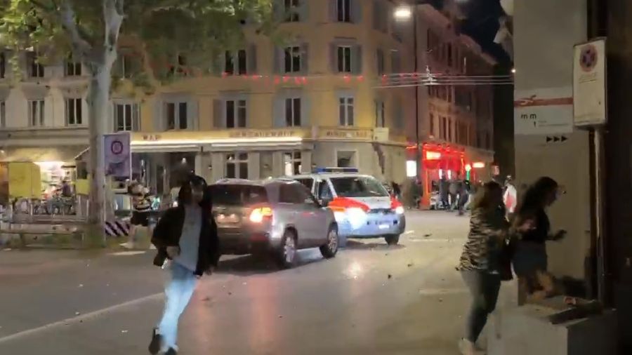 Zivilpersonen und auch Zivilautos mussten sich in Sicherheit bringen, als die Krawallmacher zahlreiche Flaschen auf das Polizeiauto warfen.