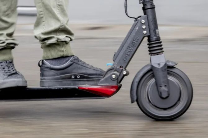 E-Trottinett-Fahrer
