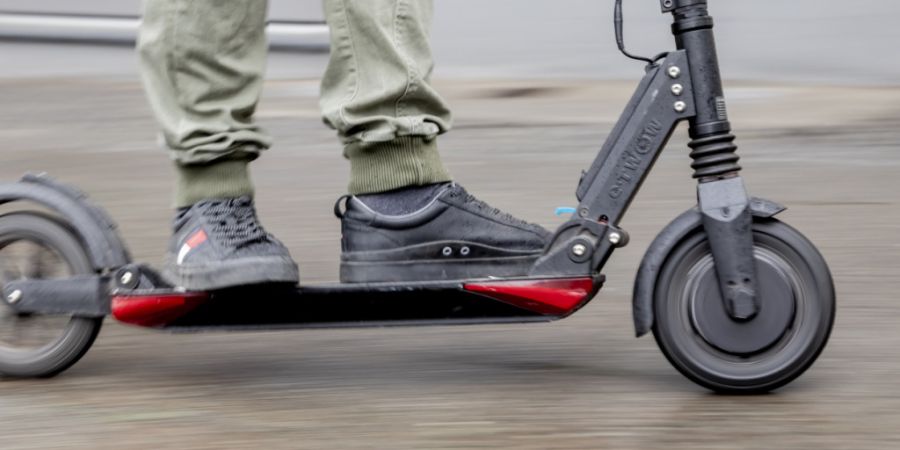 Der in Landquart gestürzte E-Trottinett-Fahrer wurde von der Ambulanz ins Spital gebracht. (Symbolbild)