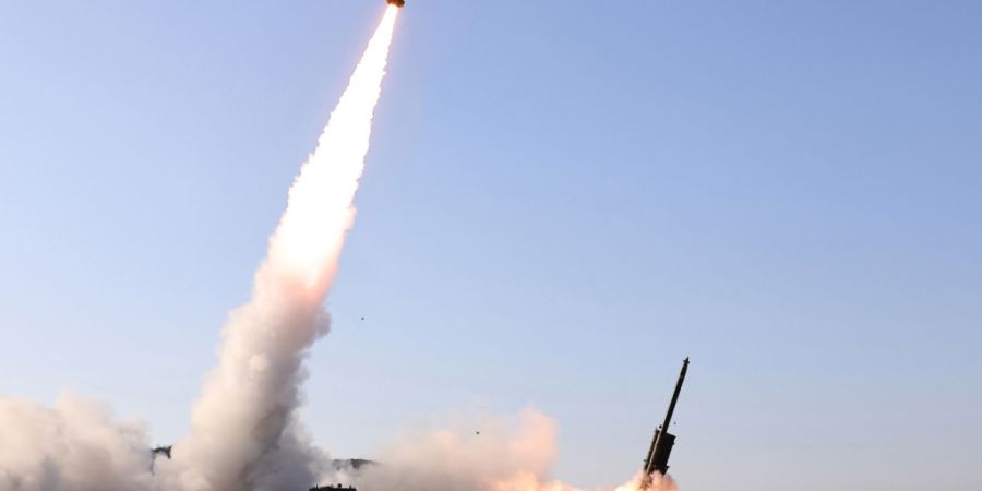HANDOUT - Die von der staatlichen nordkoreanischen Nachrichtenagentur KCNA am 27.01.2026 zur Verfügung gestellte Aufnahme zeigt nach Angaben von KCNA den Test von ballistischen Raketen...