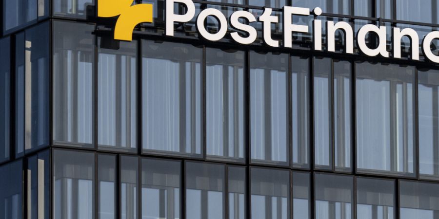 Im laufenden Jahr erhalten die Angestellten der Postfinance mehr Lohn. Und darüber hinaus schüttet die Post-Tochter eine einmalige Prämien aus.(Archivbild)