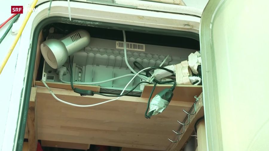 Der Zustand des Fahrzeugs deutet auf eine schwierige Lebenssituation hin.