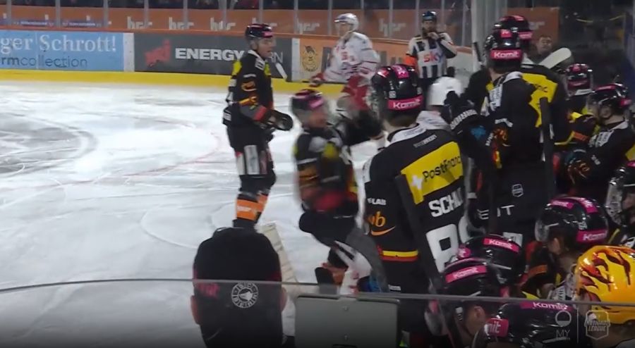 An der Bande geraten die beiden nach wenigen Minuten aneinander.