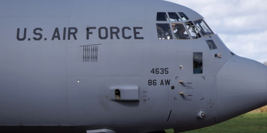 Das Neutralitätsrecht verbietet Überflüge von Konfliktparteien mit militärischem Zweck über die Schweiz. (Archivbild eines US-Militärtransportflugzeuges)