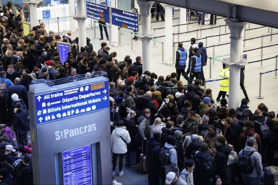 Tausende Passagiere waren gestrandet. Die glücklichen in den Bahnhöfen, die weniger glücklichen in den Zügen.