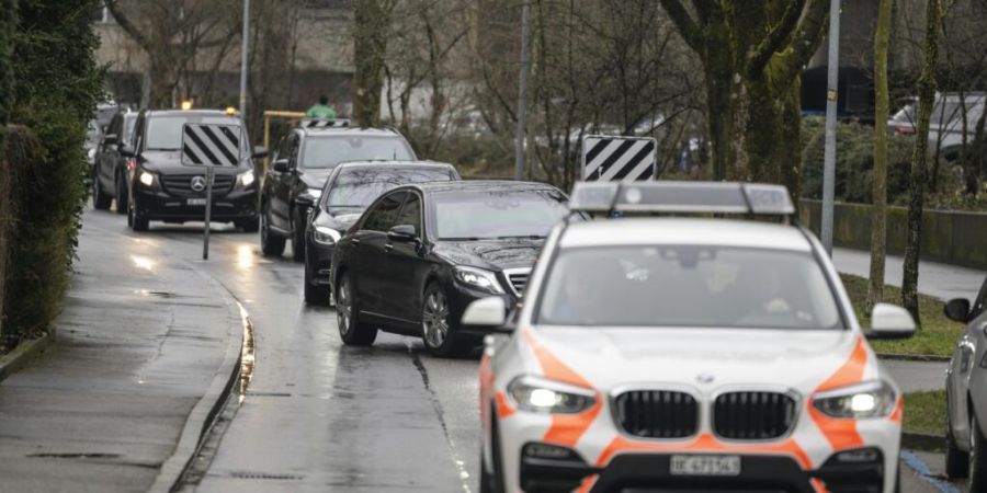 Die italienische Delegation traf kurz vor 10 Uhr am Sitz des Bundesamtes für Justiz (BJ) ein, wo das Treffen mit den Walliser Strafverfolgungsbehörden stattfindet.
