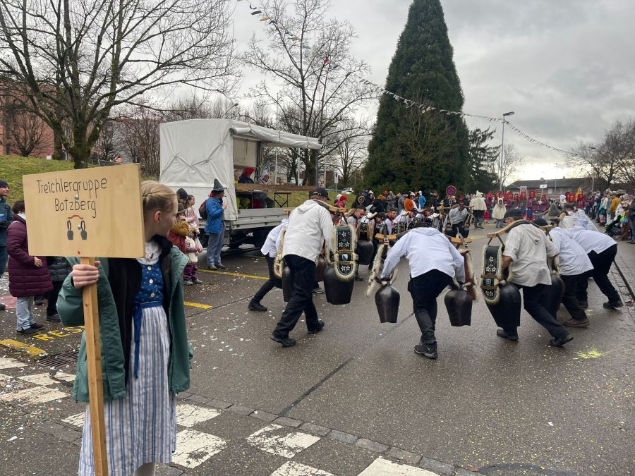 Auch eine Treichlergruppe ist am Umzug dabei.
