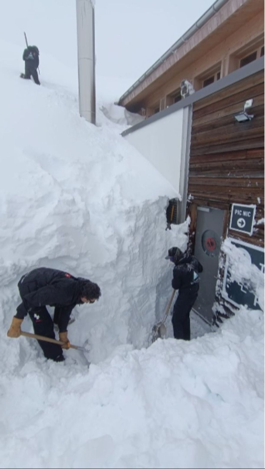 Das gesamte Team muss kräftig anpacken – und schaufeln.
