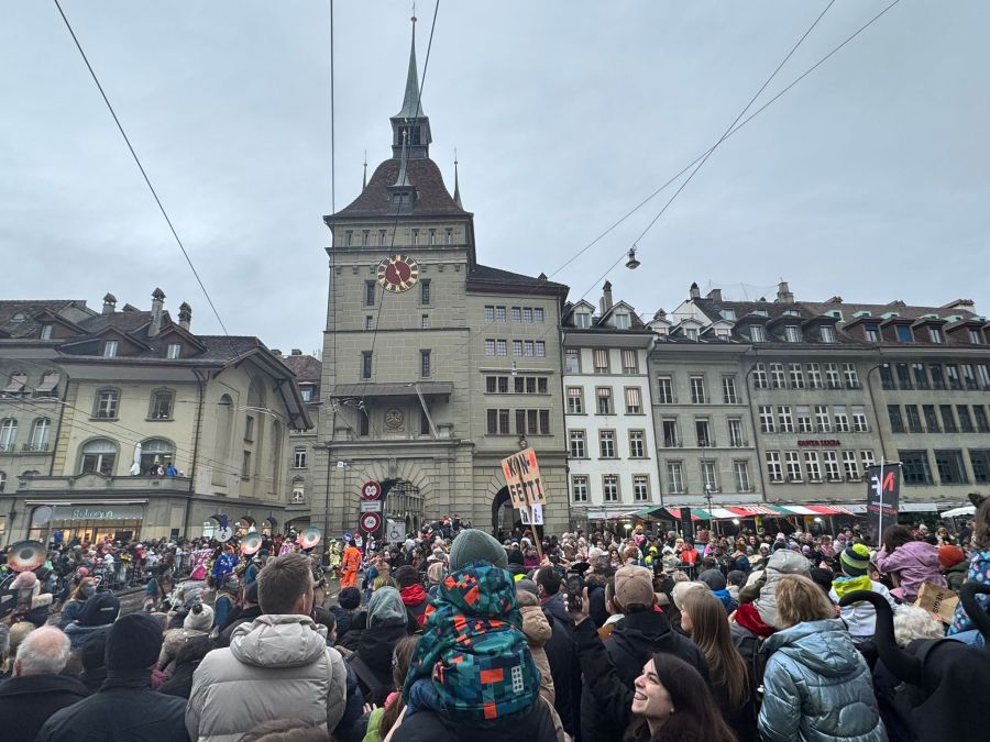 Dicht gedrängt stehen die Leute entlang der Fasnachts-Route.