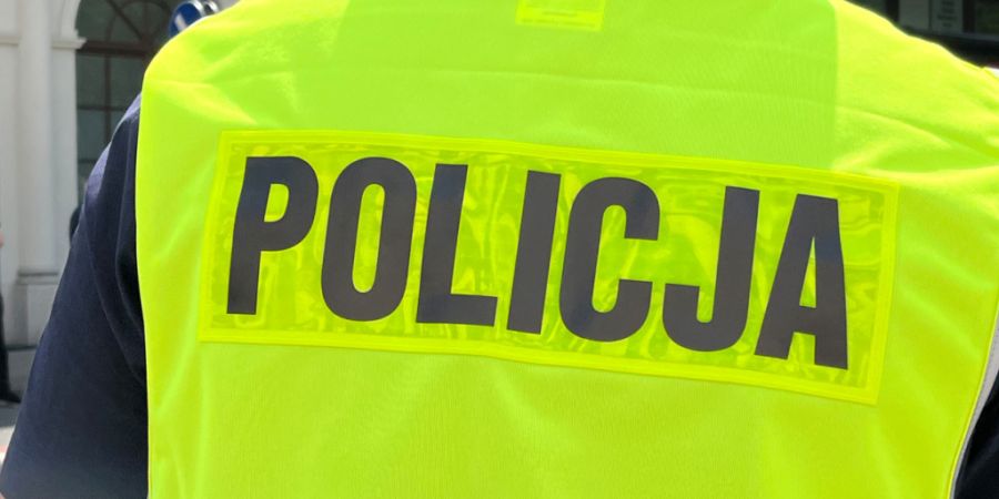 ARCHIV - Die Aufschrift «Policja» ist auf dem Rücken eines polnischen Polizisten zu sehen. Foto: Doris Heimann/dpa