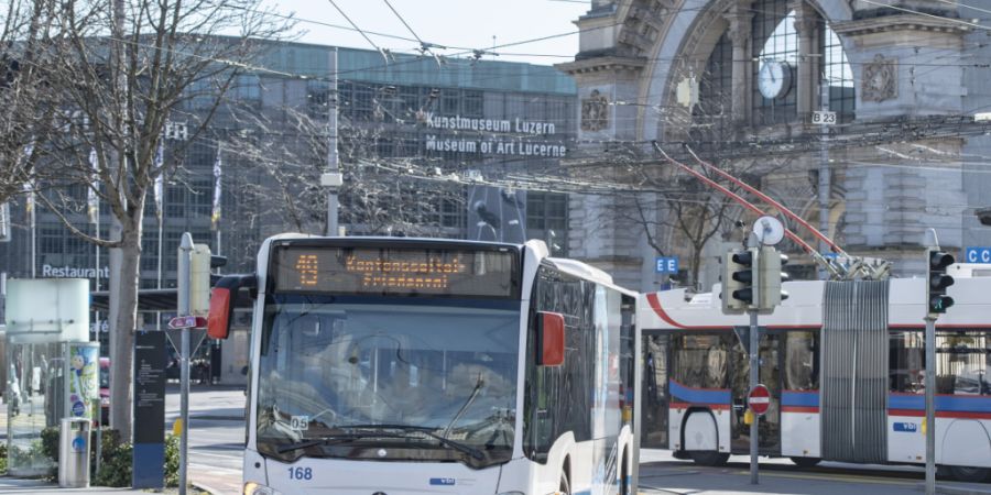 Die Nutzerinnen und Nutzer der Buslinien in der Stadt und Agglomerationen sind gemäss einer Umfrage mit deren Pünktlichkeit unzufrieden. (Archivbild)