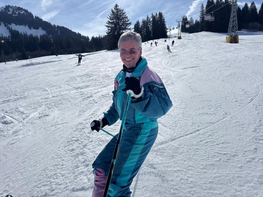 Im Retro-Skidress unterwegs: Ueli Jaisli.