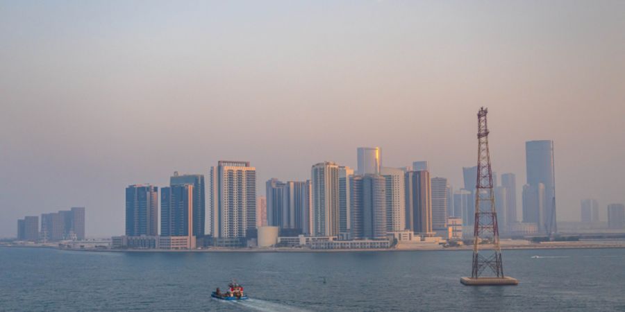 ARCHIV - Die Hochhäuser der Skyline von Abu Dhabi. (zu dpa: «Was Kanzler Merz in der Golfregion vorhat») Foto: Sina Schuldt/dpa