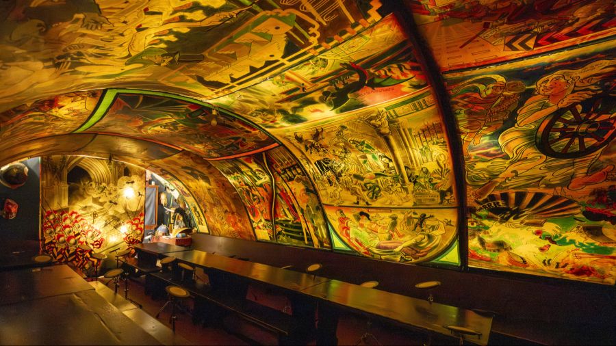 Den Betreibern bleiben zwei Möglichkeiten: Entweder sie schneiden ein Stück aus den Kult-Laternen heraus und lassen es prüfen oder sie hängen die Laternen mit zwei Metern Abstand zueinander auf. (Archivbild)