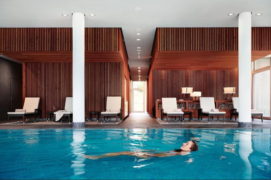 Pool, Ruhezone, Privatsphäre. Im Nobel-Resort gönnt sich Fergie eine Auszeit fern der Öffentlichkeit.