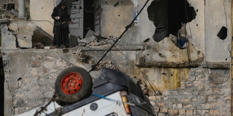 Eine Frau überprüft die Schäden an ihrem Haus in der Stadt Nabatiyeh im Südlibanon. Foto: Mohammed Zaatari/AP/dpa