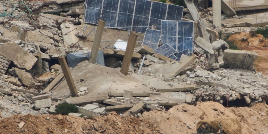 Israelische Soldaten fahren durch den Südlibanon, vom Norden Israels aus gesehen. Foto: Ariel Schalit/AP/dpa