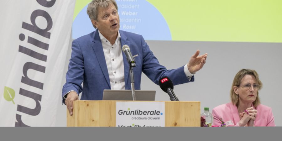 Der Parteipräsident der GLP Schweiz, Jürg Grossen (links) und die Vize-Präsidentin Celine Weber an der Delegiertenversammlung der GLP Schweiz im Burgbachsaal in Zug.