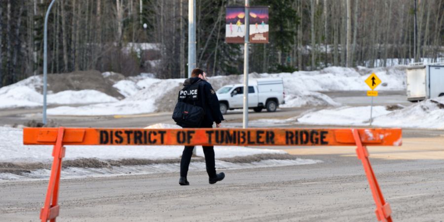 Die Polizei untersucht den Tatort in der Nähe der Tumbler Ridge Secondary School. Foto: Jesse Boily/The Canadian Press via AP/dpa