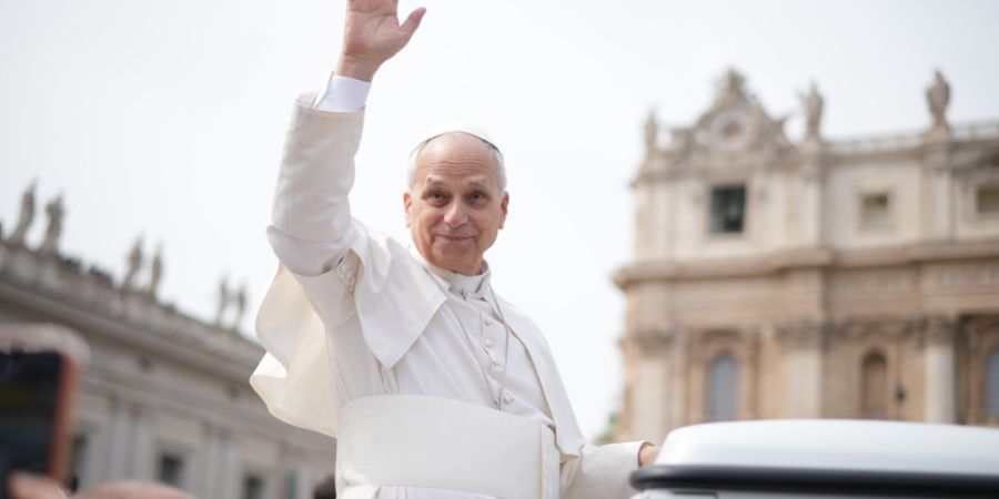 dpatopbilder - Papst Leo XIV. winkt nach der Messe auf dem Petersplatz am katholischen Palmsonntag. Foto: Andrew Medichini/AP/dpa