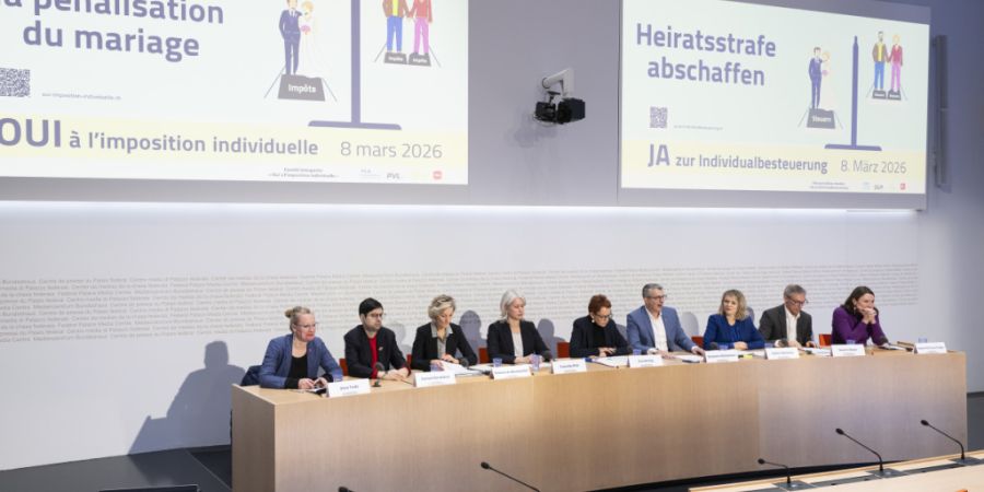 Ein grosses Komitee mit Vertreterinnen und Vertretern von SP, FDP, Grünen und GLP sowie des Arbeitgeberverbandes wirbt in Bern vor den Medien für ein Ja zur Individualbesteuerung am 8...