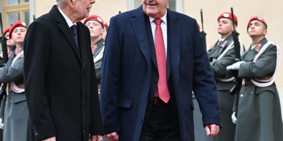 Bundespräsident Guy Parmelin (Mitte) schreitet mit seinem österreichischen Amtskollegen Alexander Van der Bellen (links) in Wien die Ehrengarde ab.