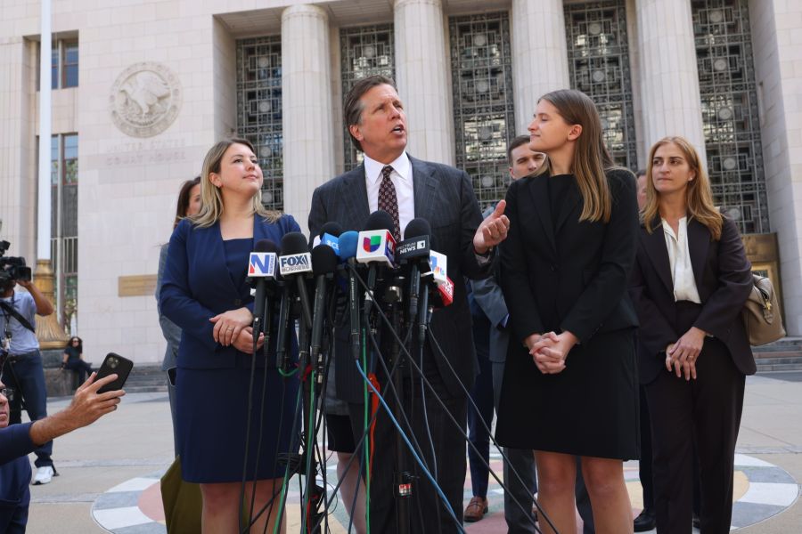 Mark Lanier, der Anwalt der Klägerin (20), nach dem Sieg vor dem Gerichtsgebäude in Los Angeles.