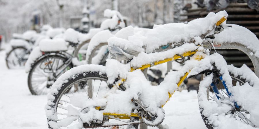 Überraschung am Donnerstagmorgen für so manchen Velofahrer: Die Nacht hatte vielerorts kräftig Neuschnee gebracht. (Archivbild)